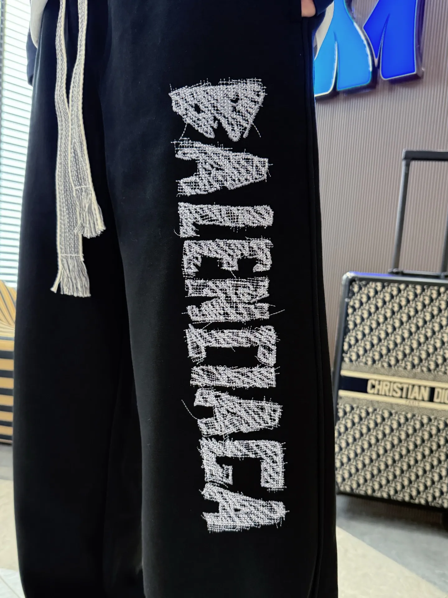 Balenciaga 🆕2026 Autumn and Winter New Arrival Casual Pants! The official website will be released simultaneously. Brand Classic LOGO casual pants, customized fabrics, excellent comfort and strong touch. Highly recognisable, perfect appearance and craftsmanship. Size:M-3XL